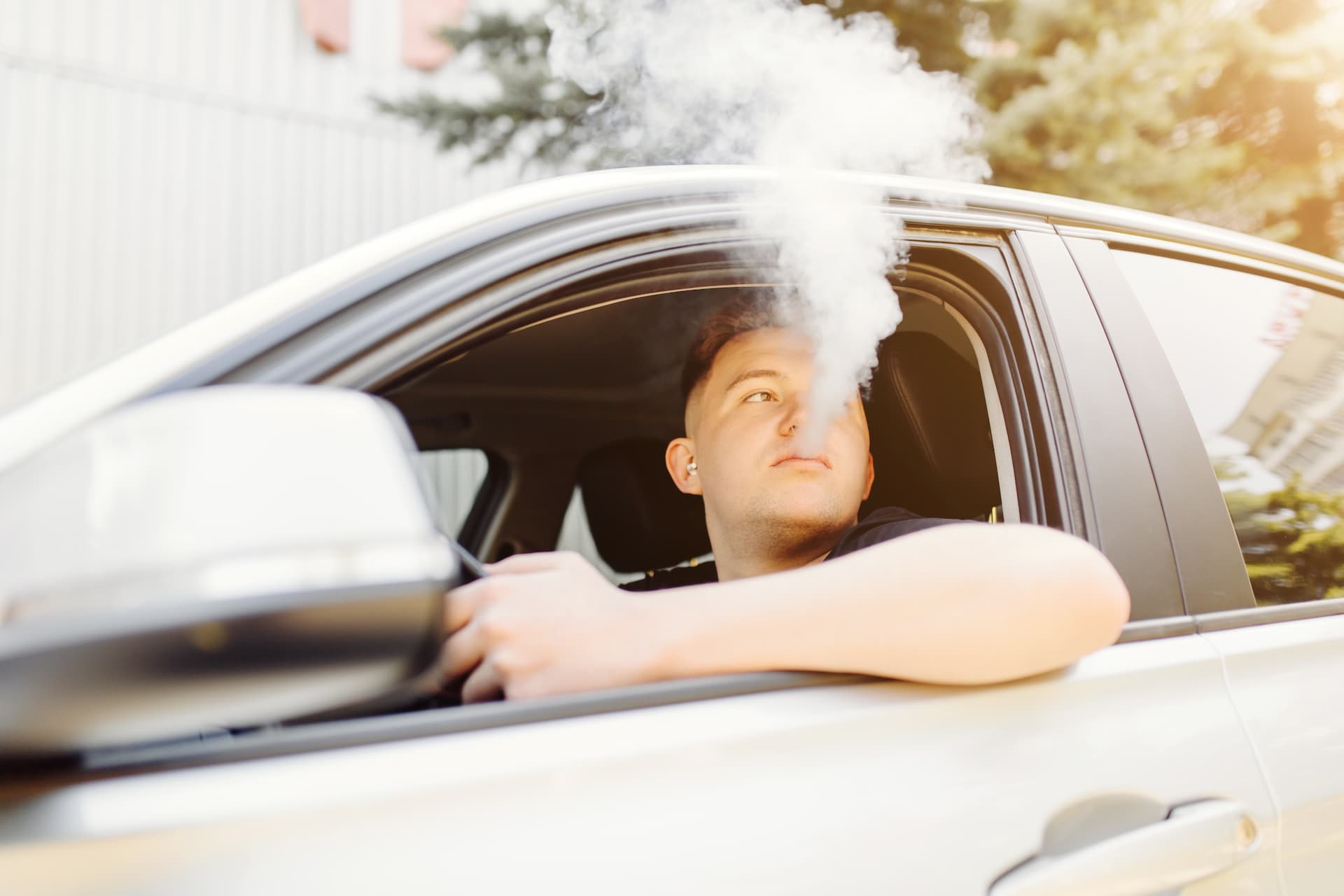 Homme fume thc au volant